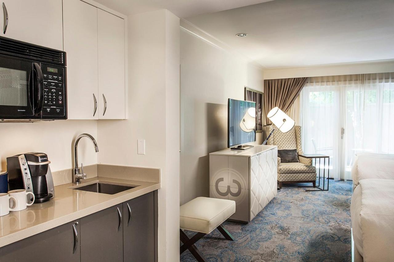 Double Room with Pool View at Hotel Amarano Burbank