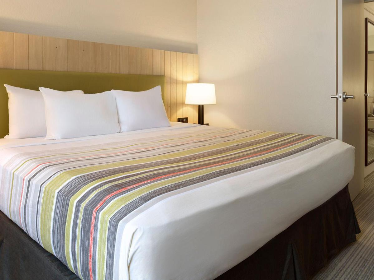 | Country Inn & Suites by Radisson, Omaha Airport, IA