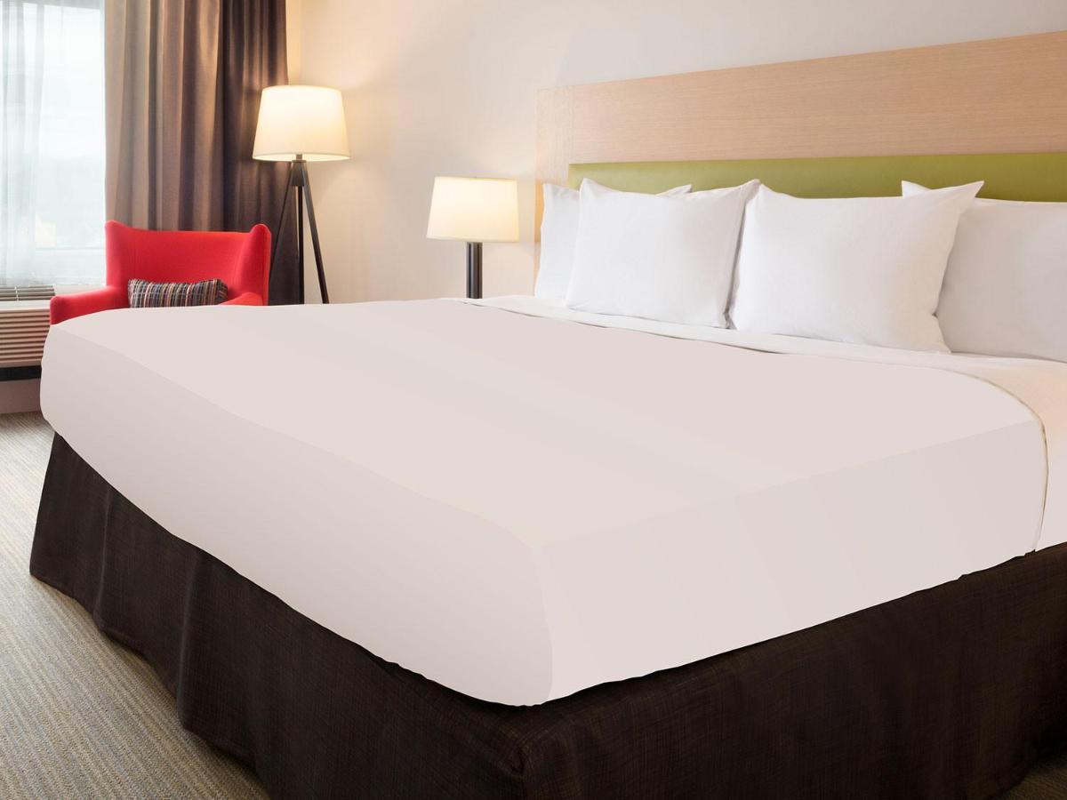 | Country Inn & Suites by Radisson, St. Cloud East, MN