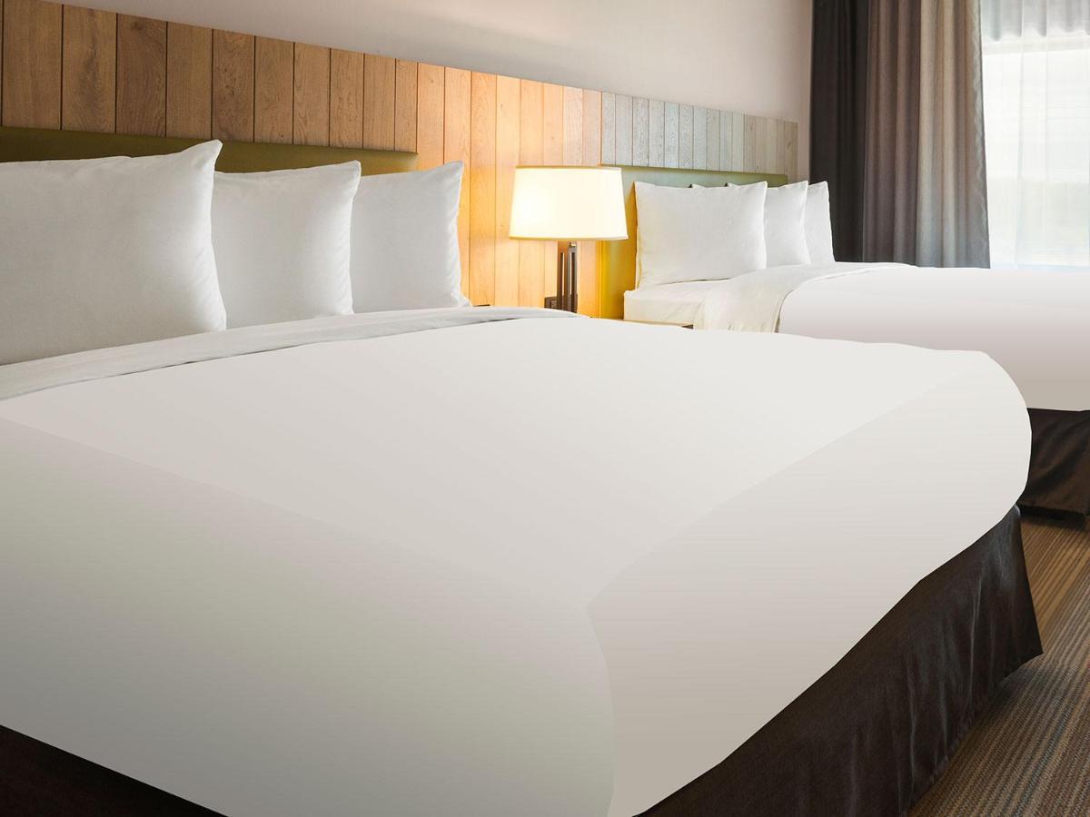 | Country Inn & Suites by Radisson, St. Cloud East, MN