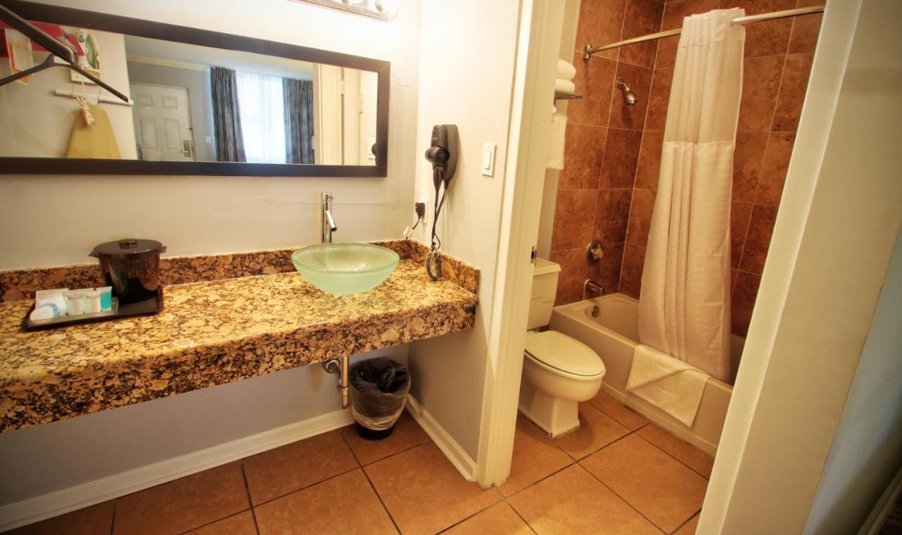 Econo Lodge Inn & Suites Fort Lauderdale North