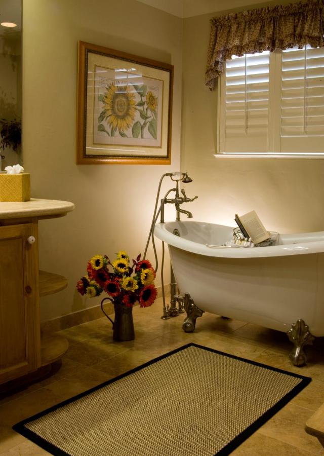 | Carmel Country Inn