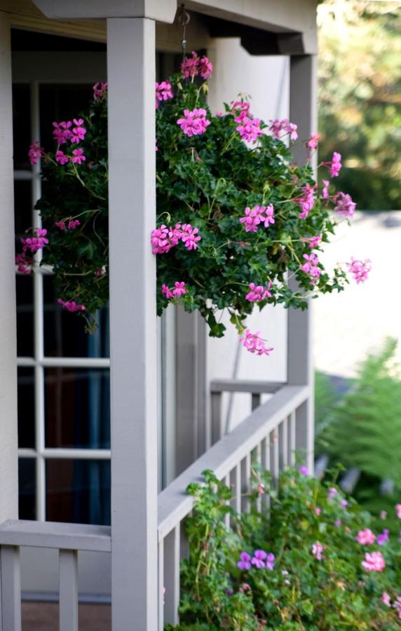 | Carmel Country Inn