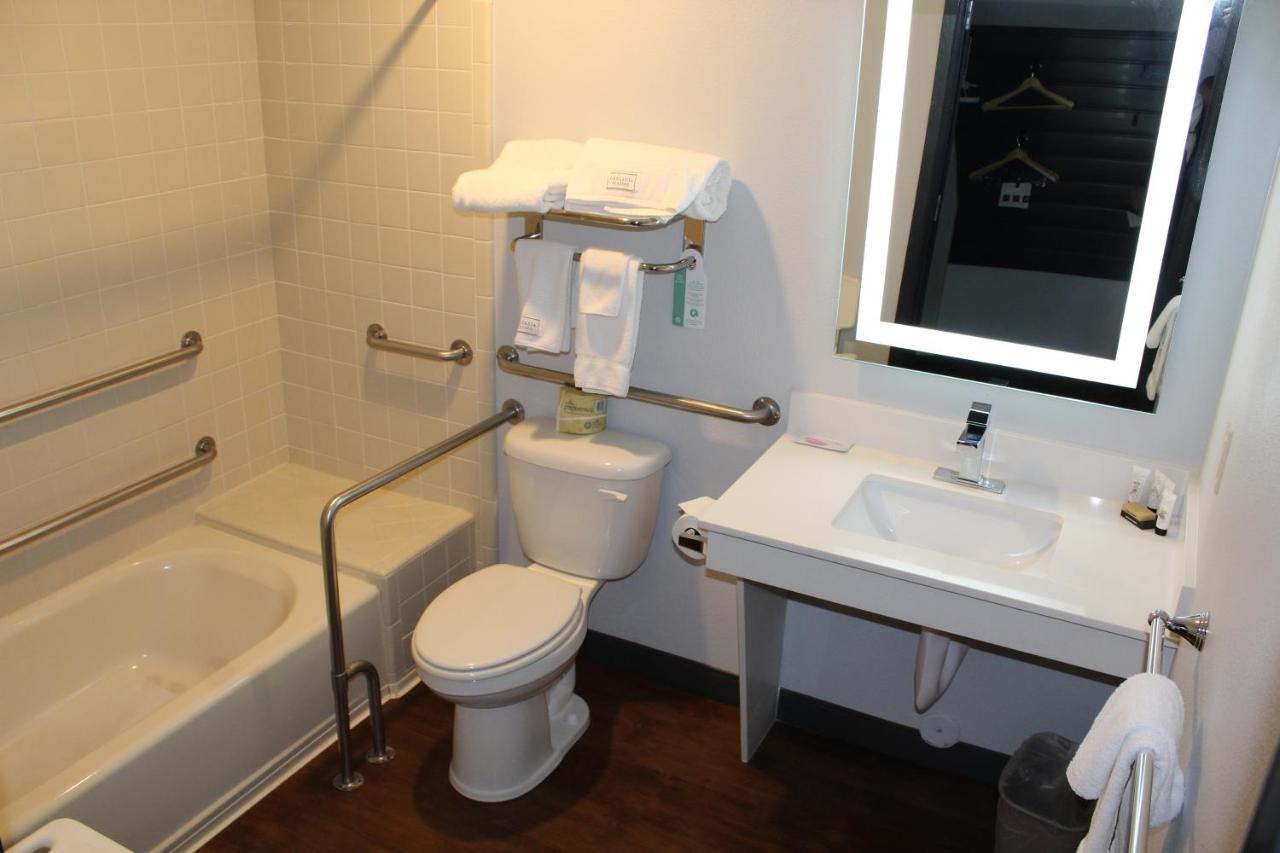 Queen Room - Disability Access at Red Lion Inn & Suites Ontario