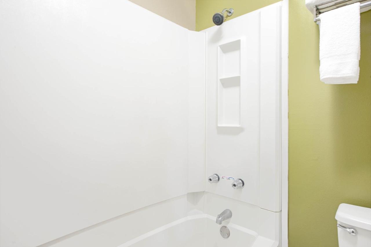 King Room - Non-Smoking at Super 8 by Wyndham Eureka/Six Flags Nearby