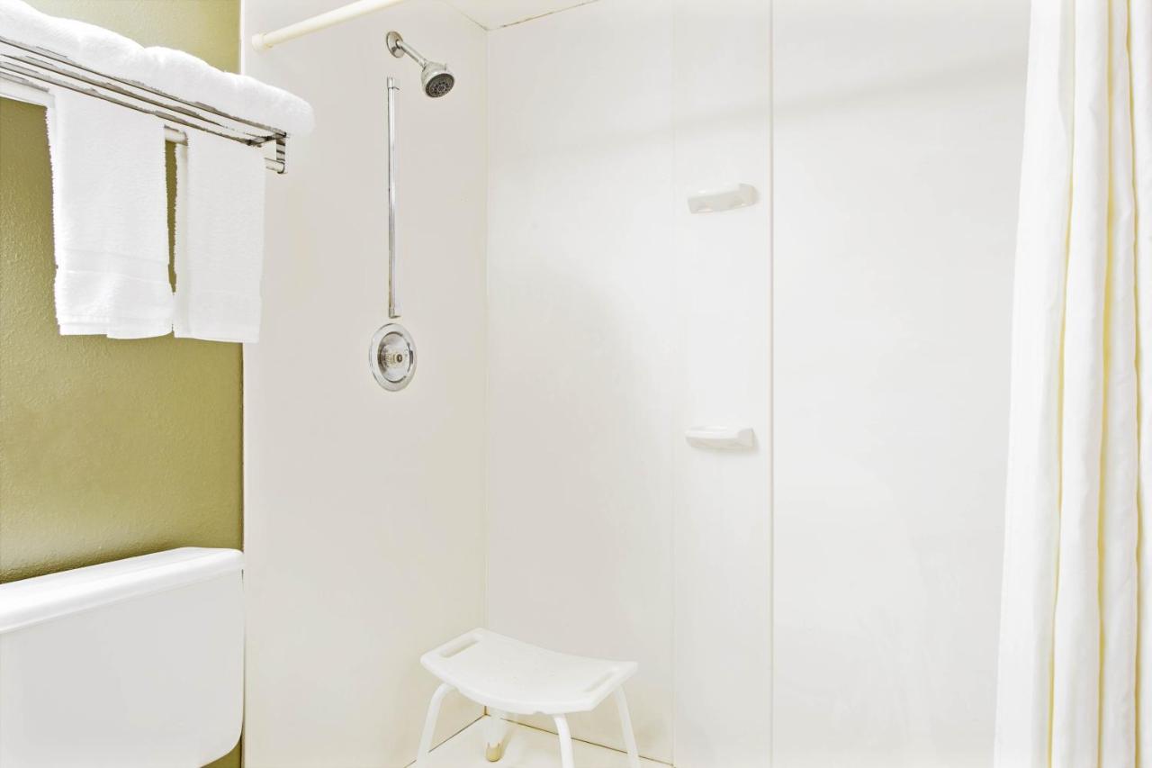 Queen Room - Disability Access - Non-Smoking at Super 8 by Wyndham Eureka/Six Flags Nearby