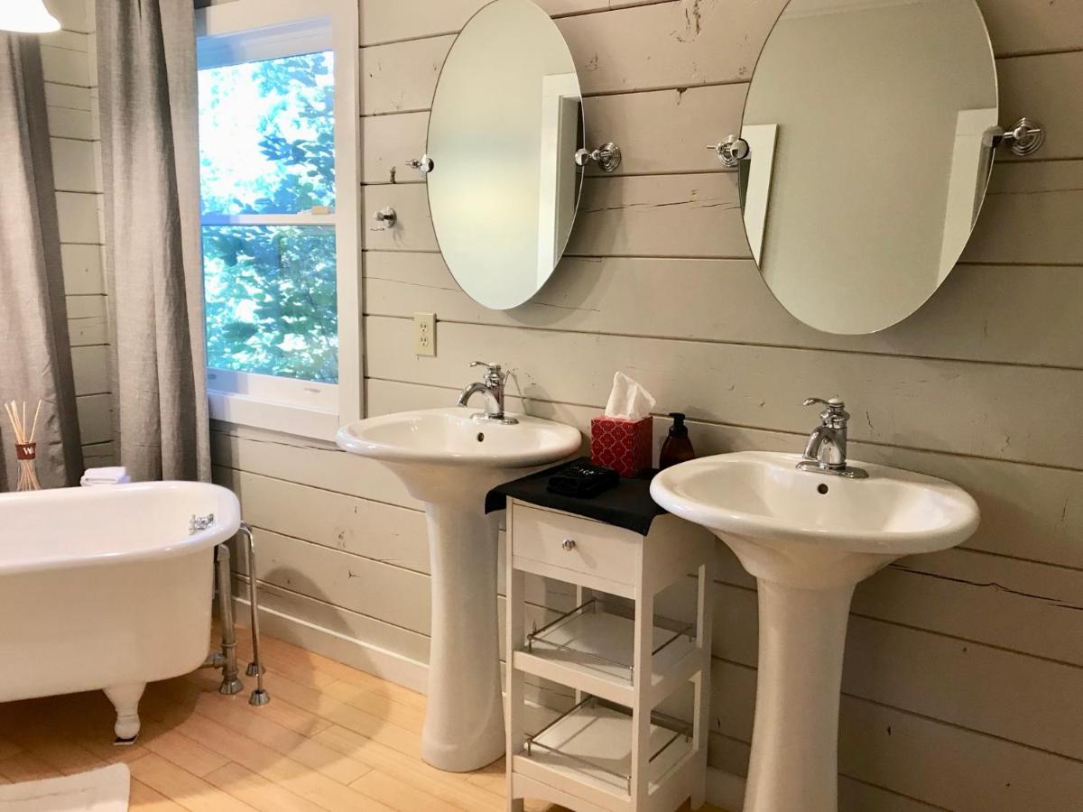 Deluxe Queen Suite at Barefoot Hills