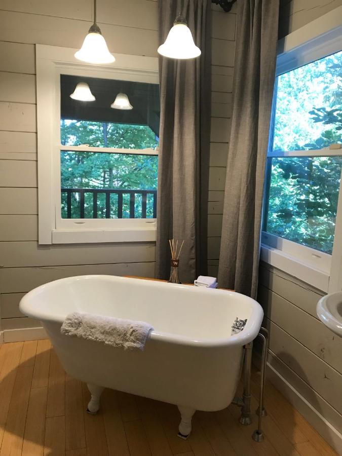 Deluxe Queen Suite at Barefoot Hills