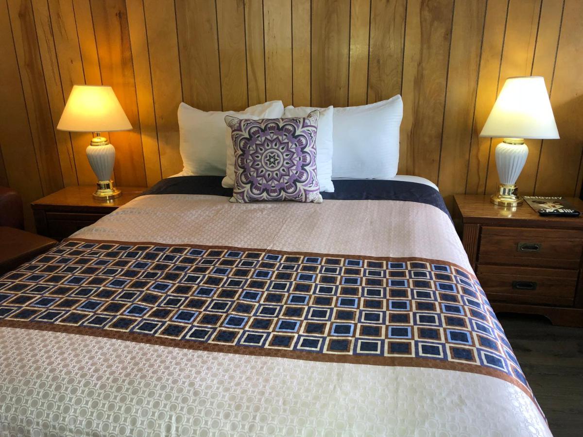 Standard King Room at Cedar Inn & Suites