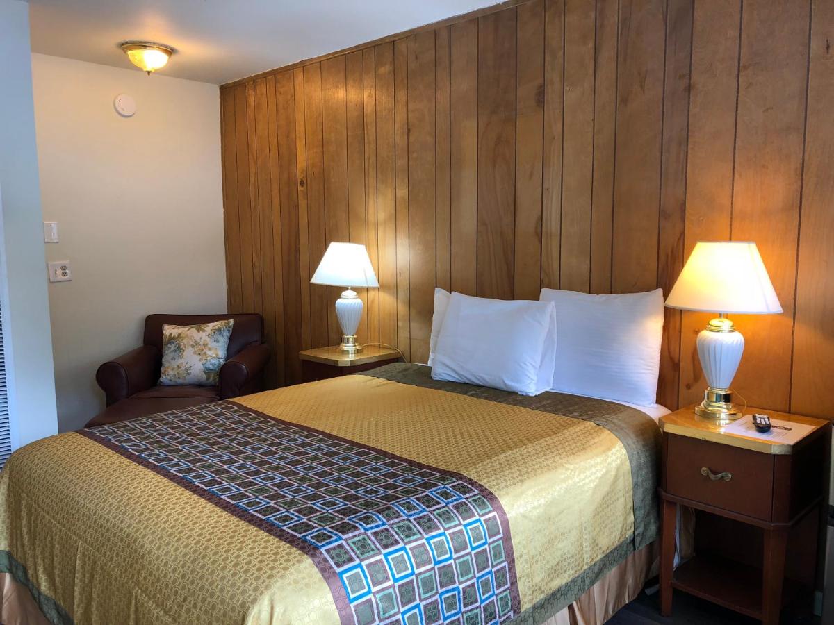 Standard King Room at Cedar Inn & Suites