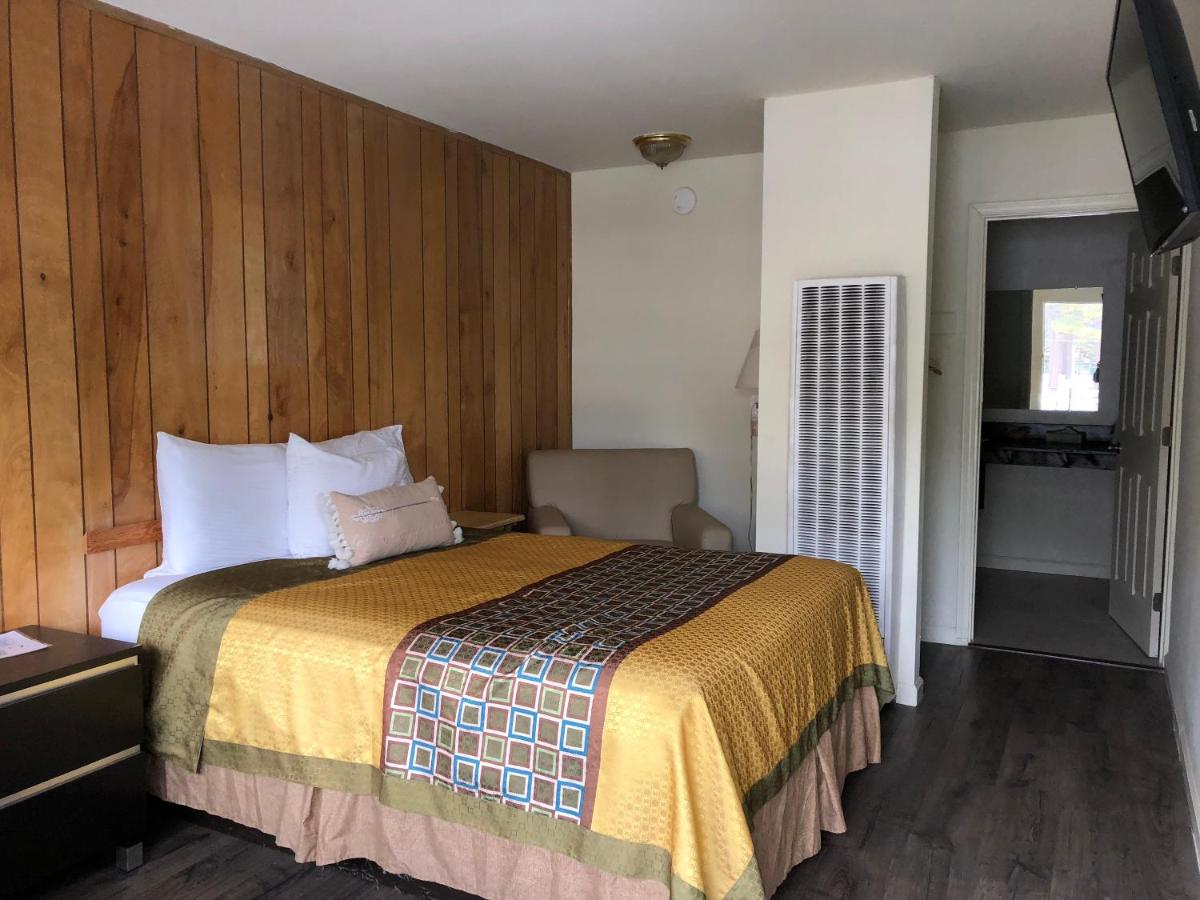 Standard King Room at Cedar Inn & Suites