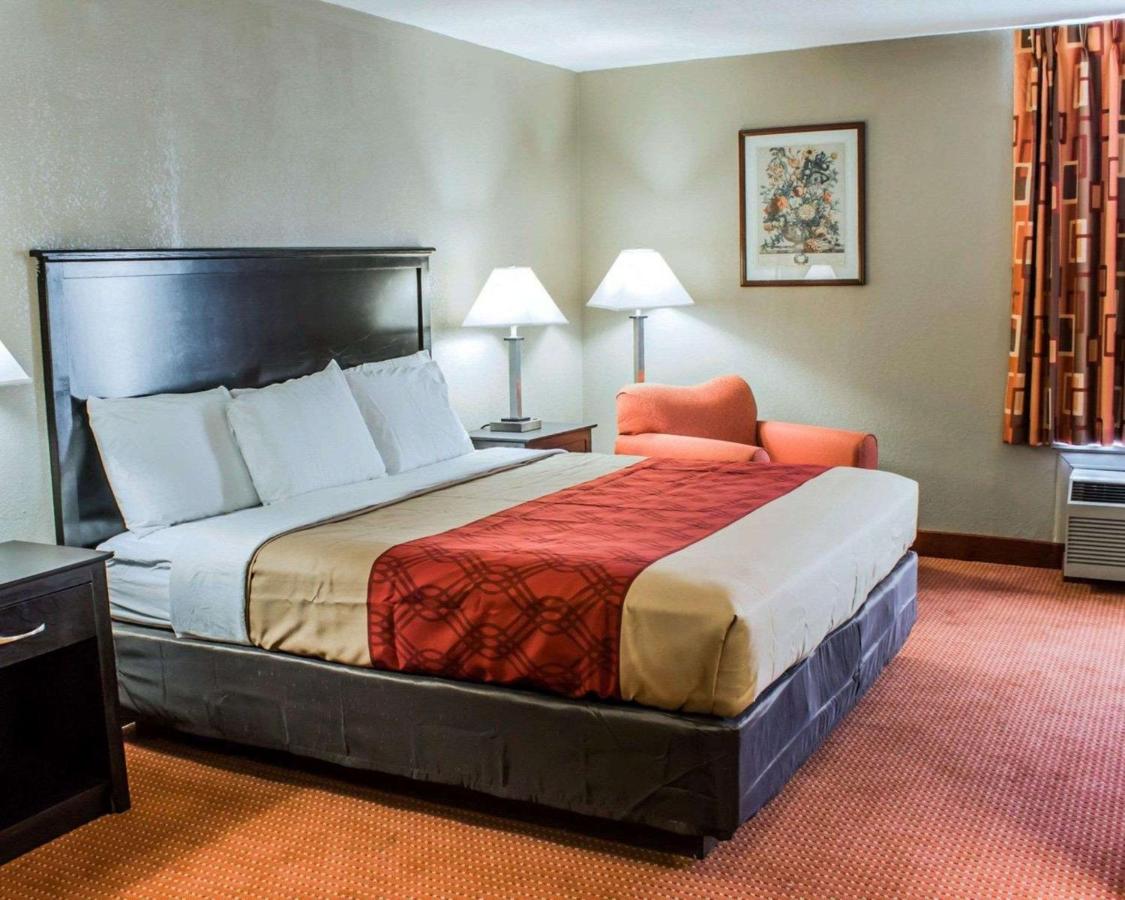 King Room - Non-Smoking at Econo Lodge Burlington I-40