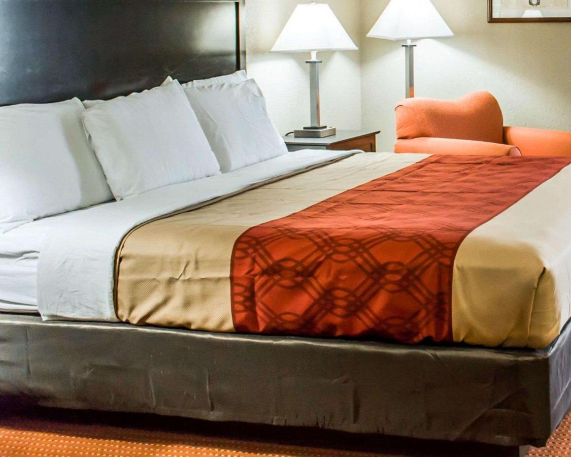 King Room - Non-Smoking at Econo Lodge Burlington I-40