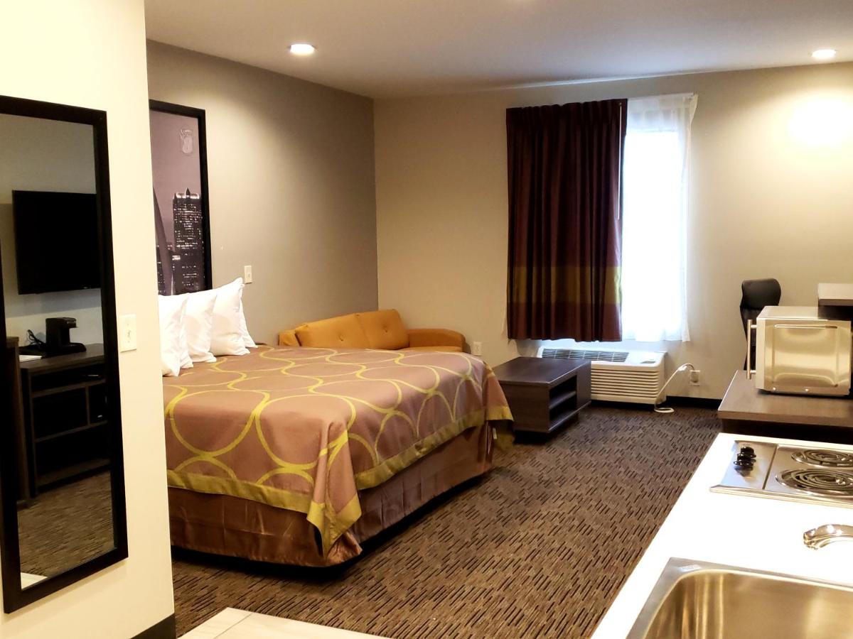 | Super 8 by Wyndham St. Louis North
