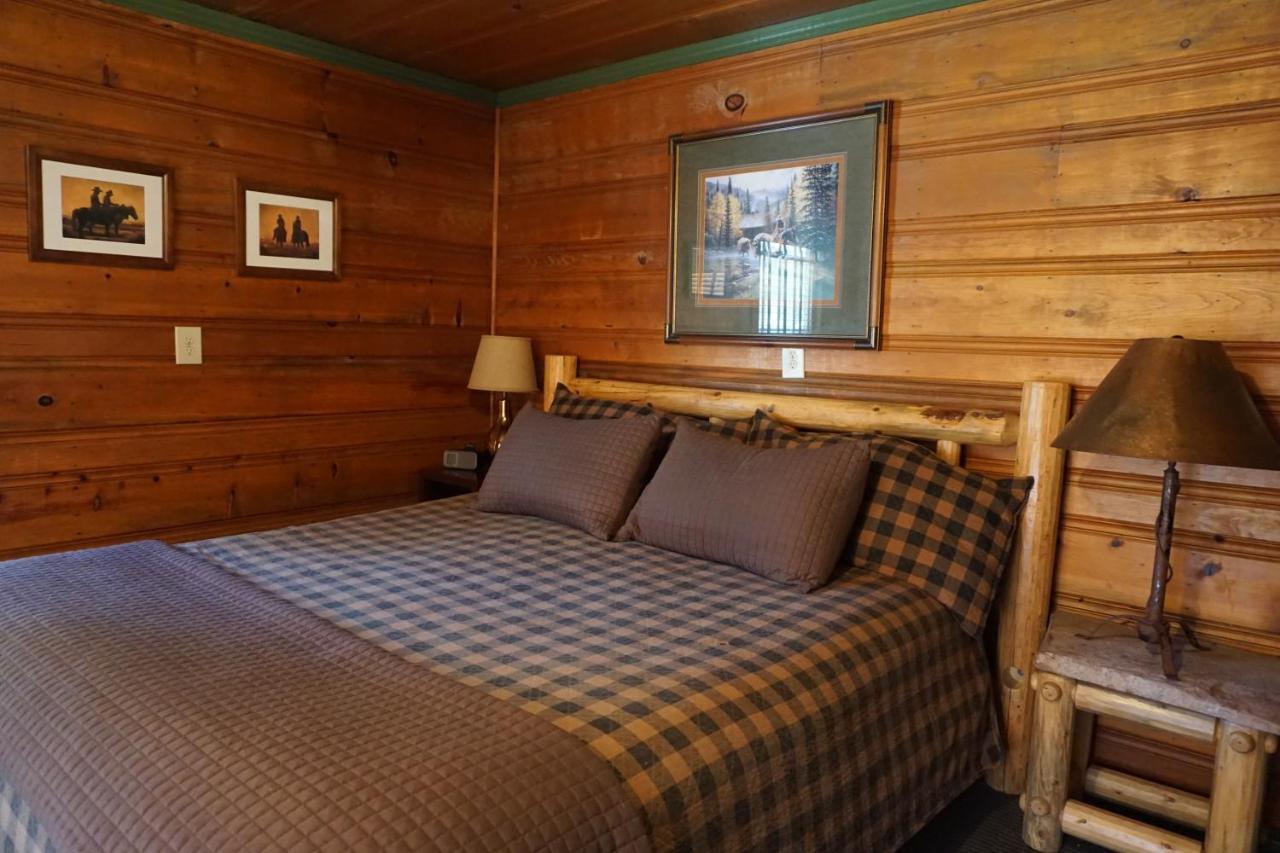 | Shaver Lake Village Hotel