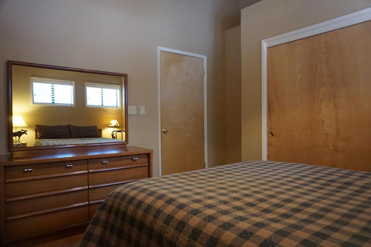 | Shaver Lake Village Hotel