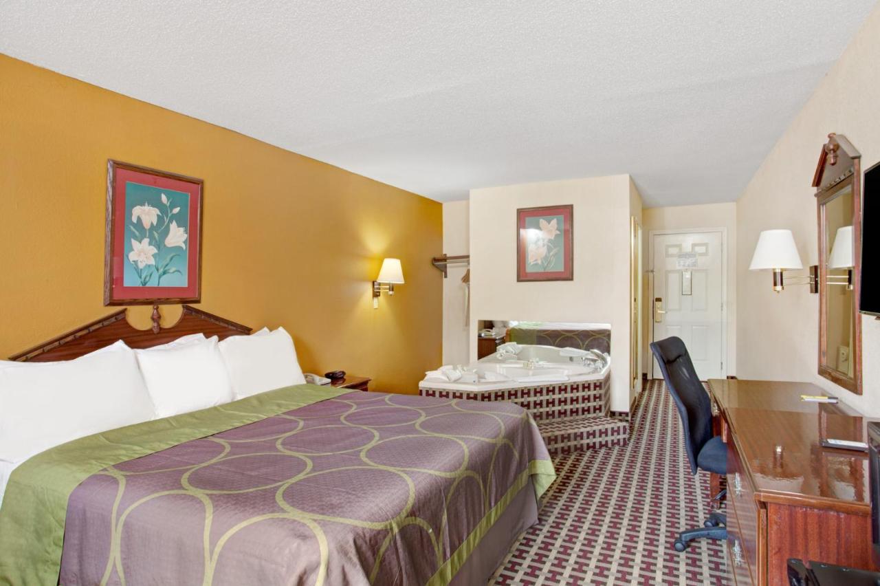 Deluxe Business King Room - Smoking at Super 8 by Wyndham Forrest City AR