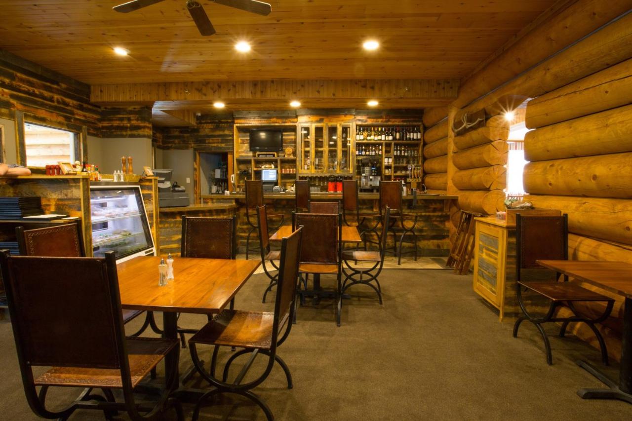 | Headwaters Lodge & Cabins at Flagg Ranch