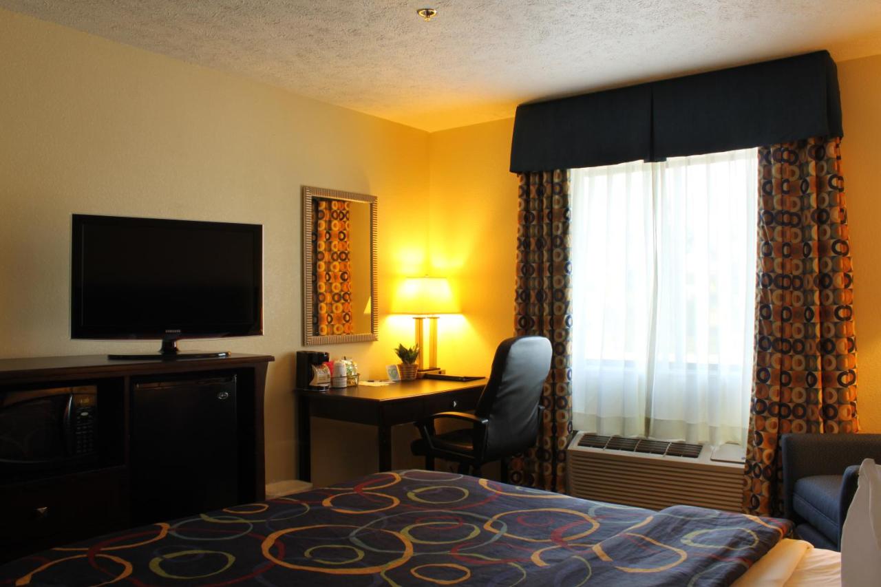 Queen Room with Two Queen Beds - Non-Smoking at Best Western Richland Inn-Mansfield