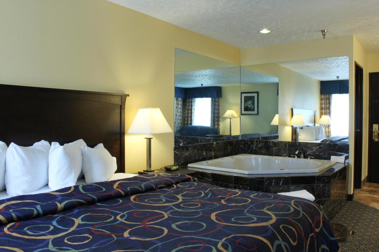King Suite with Spa Bath - Non-Smoking at Best Western Richland Inn-Mansfield