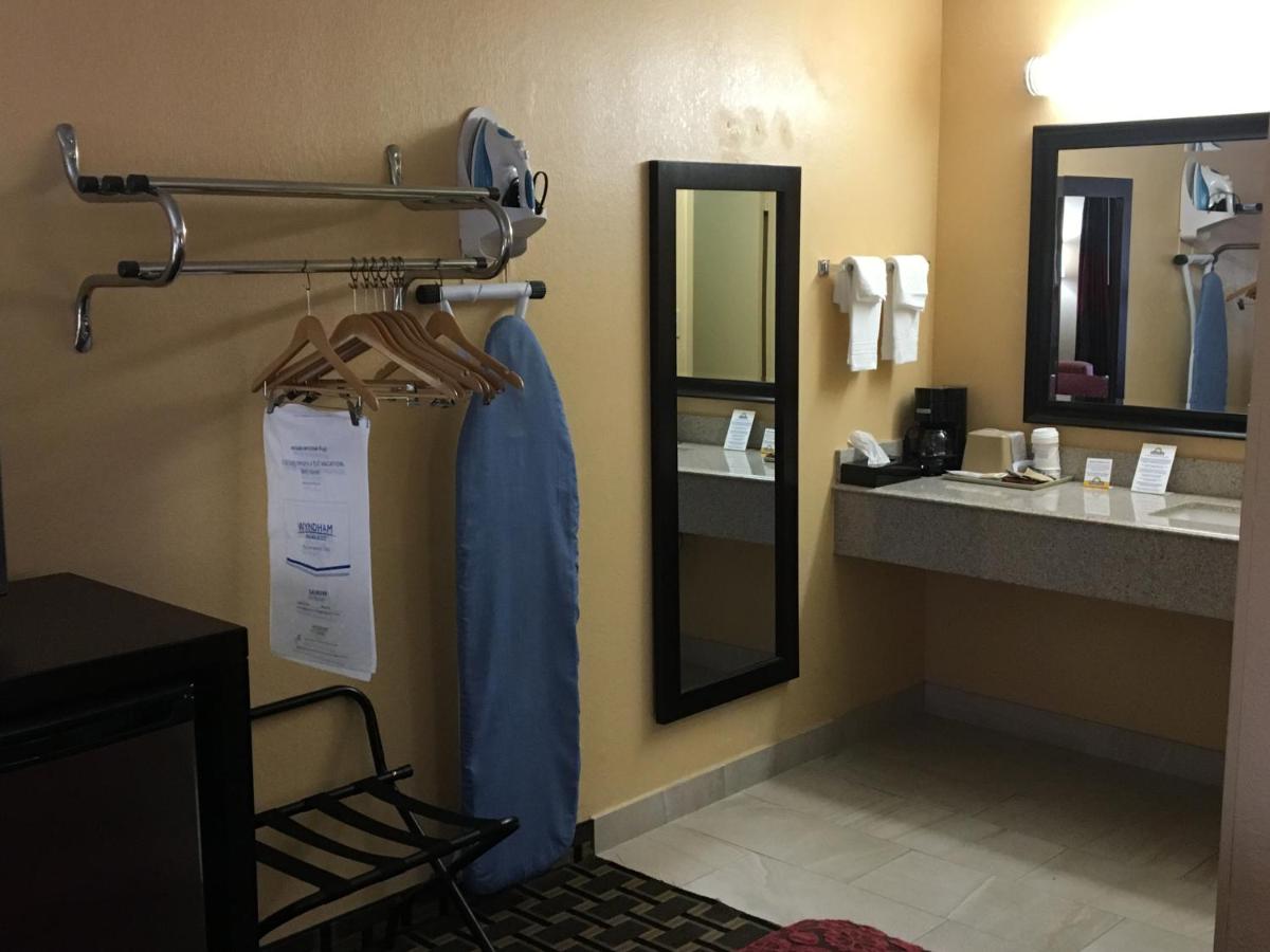 Queen Room - Disability Access - Non-Smoking at Days Inn by Wyndham Sarasota Bay