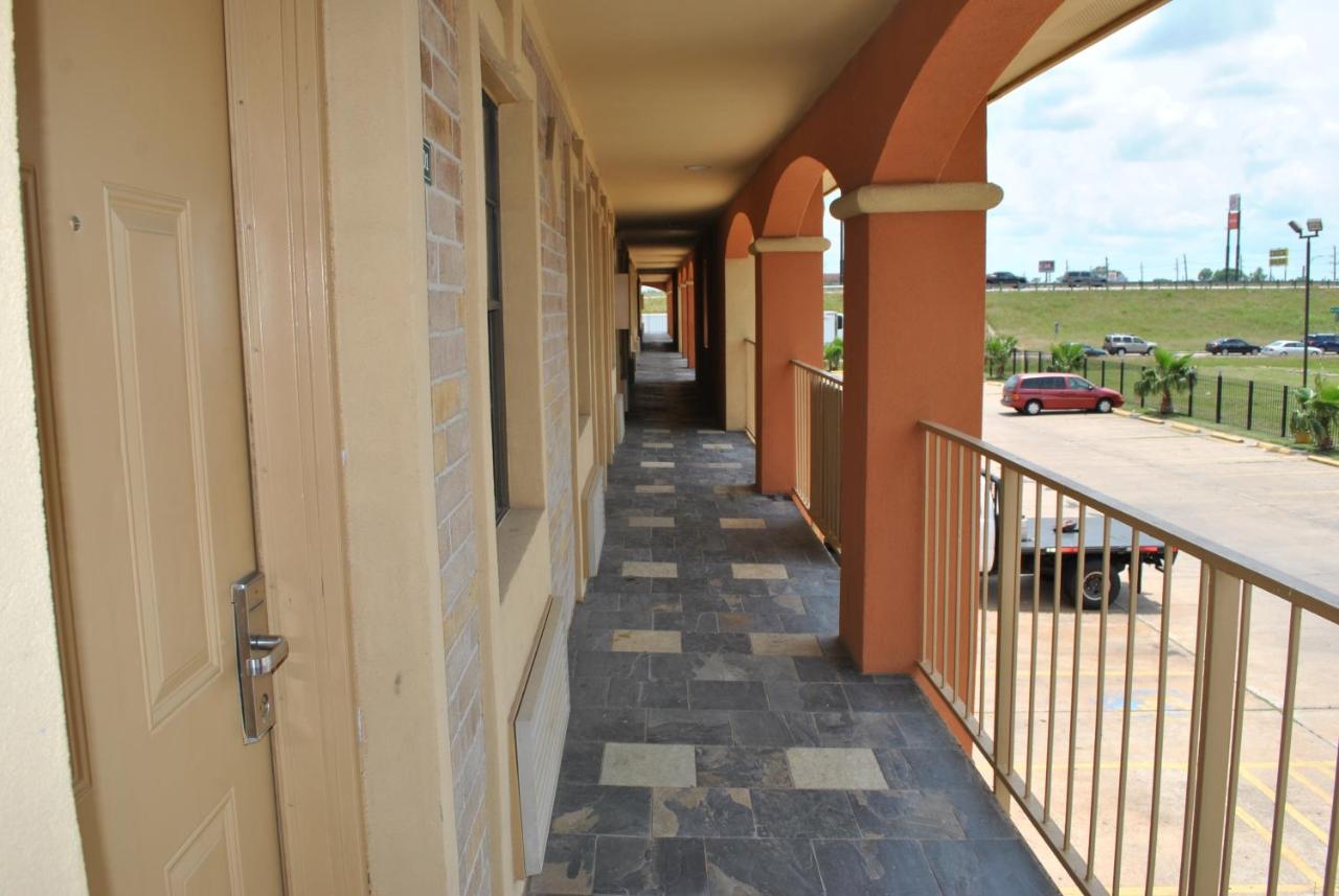  | Executive Inn Brookshire