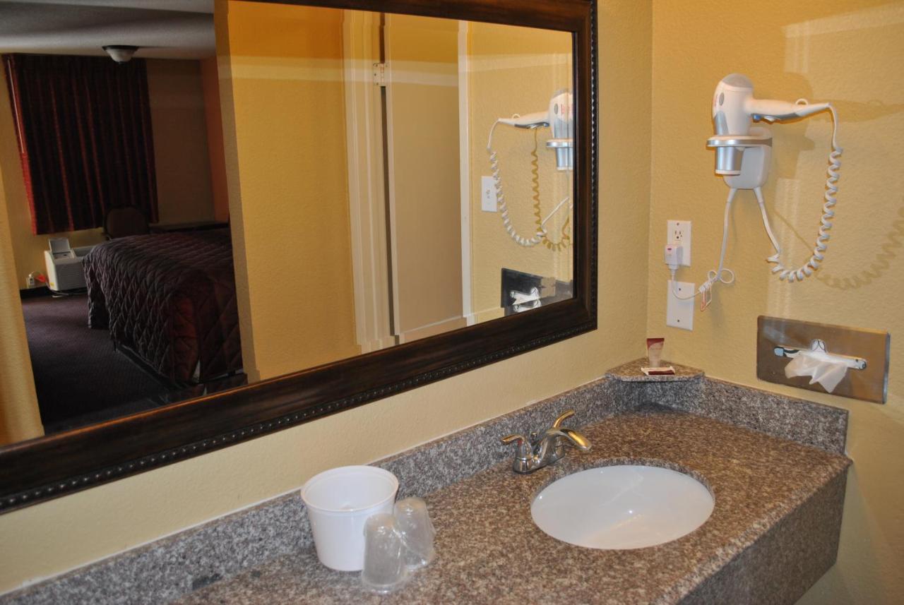  | Executive Inn Brookshire
