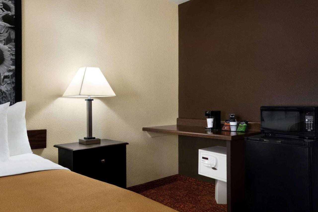 Deluxe King Room - Non-Smoking at Super 8 by Wyndham Des Moines