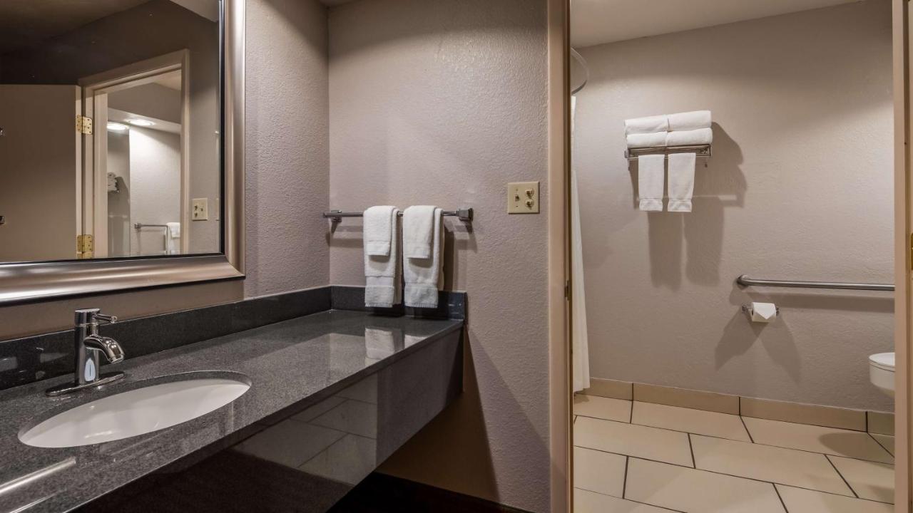 King Room with Bath Tub - Disability Access Room/Non-Smoking at Best Western Deming Southwest Inn