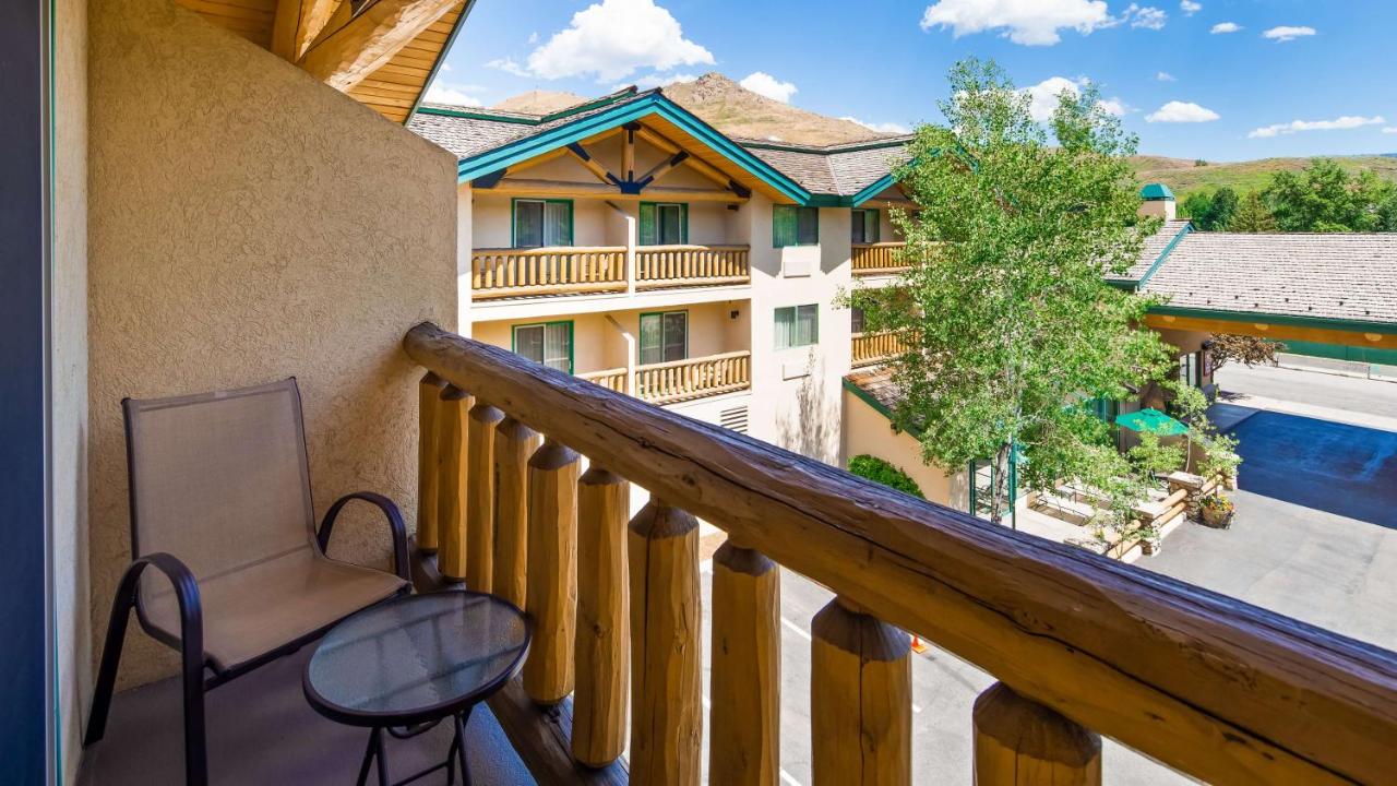 Queen Room with Balcony - Non Smoking at Best Western Plus Kentwood Lodge