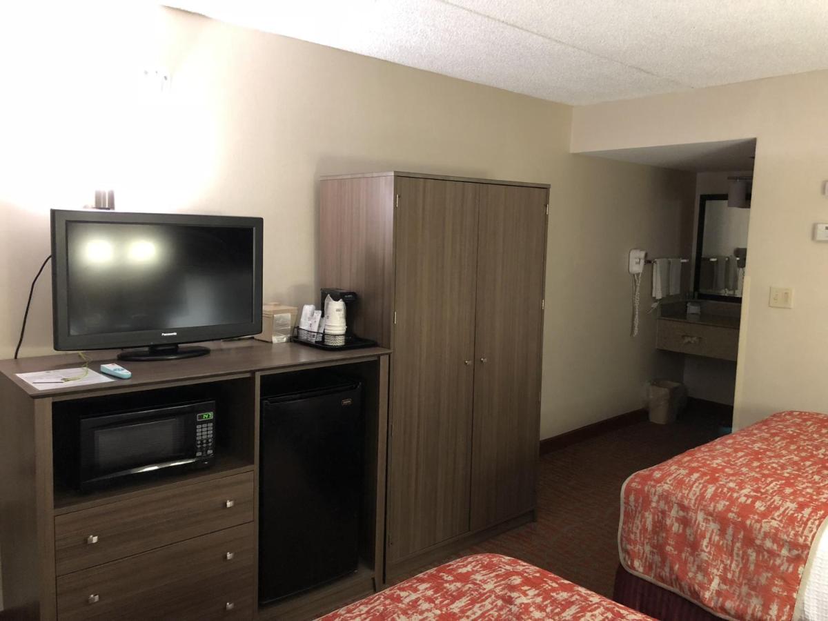 Queen Room with Two Queen Beds at MHO Inn & Suites