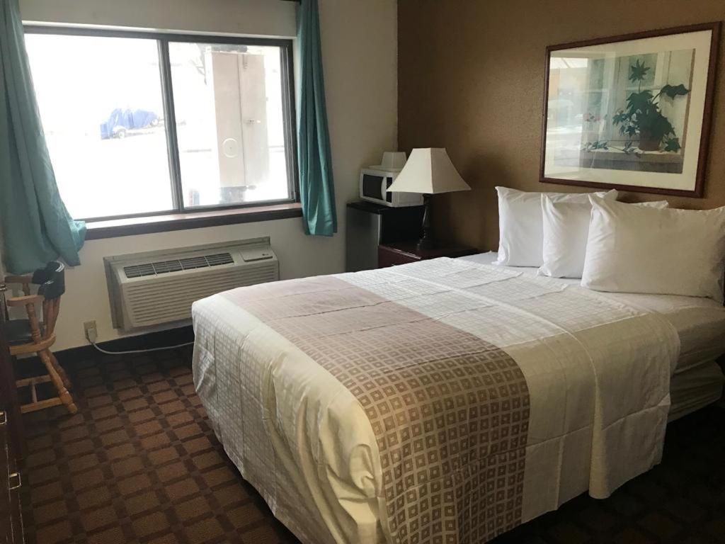 Single Room at Valued Stay Sun Prairie