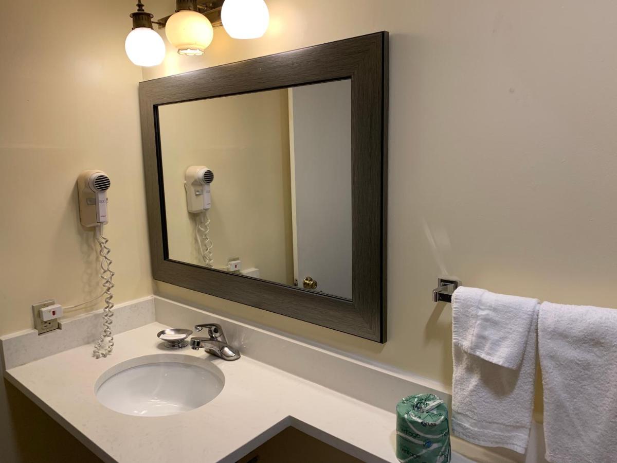 | Four Winds Country Motel