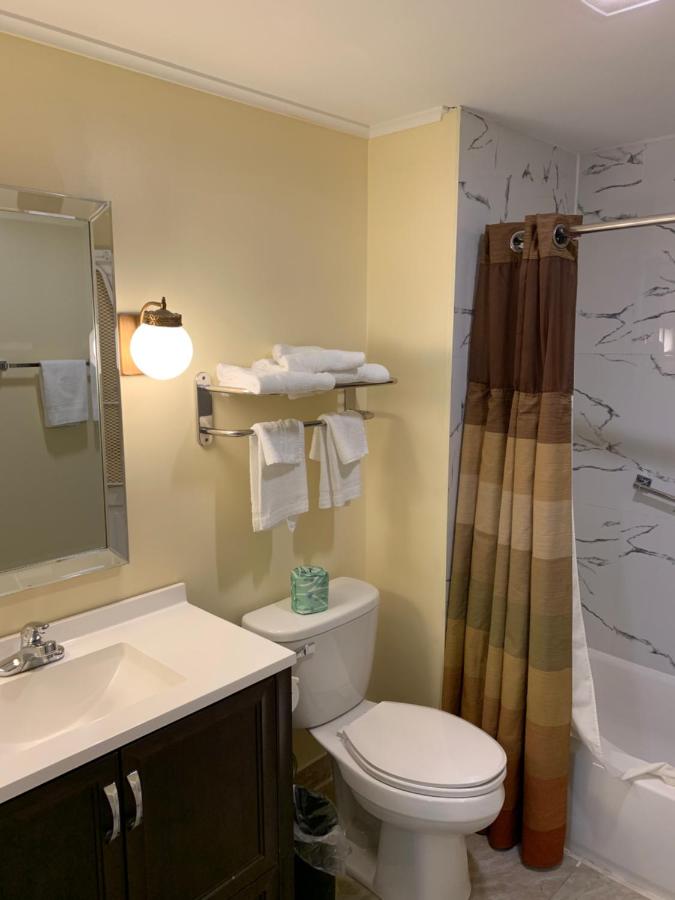 | Four Winds Country Motel