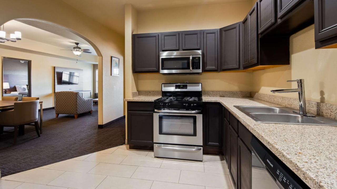 | Best Western Plus Hill Country Suites