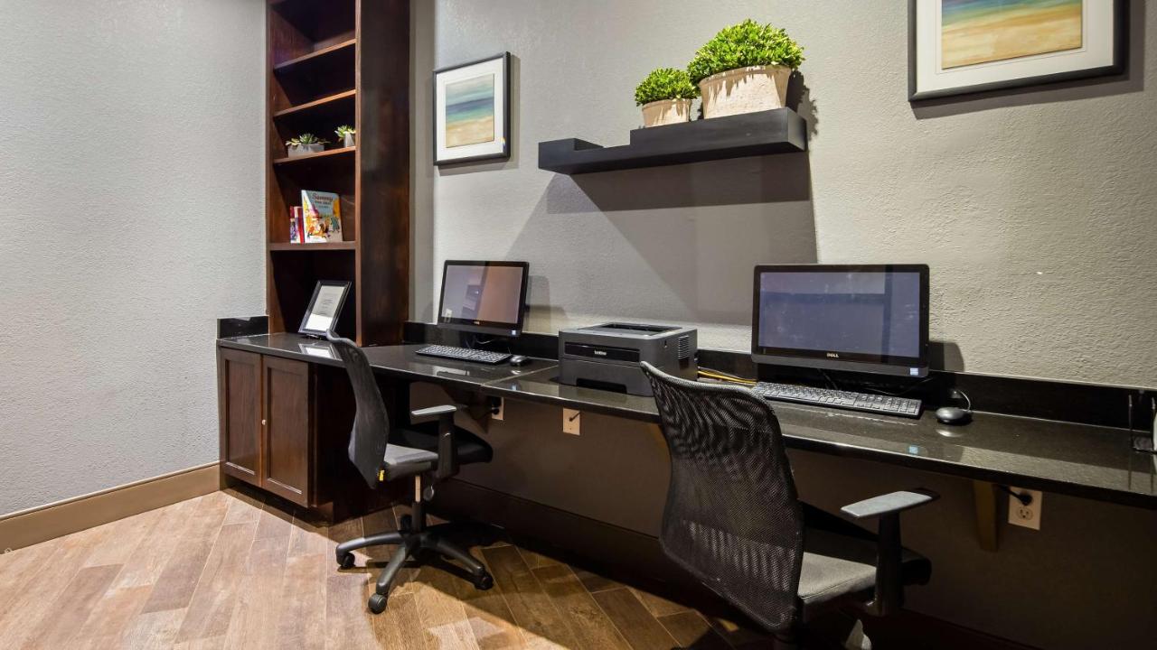 | Best Western Plus Hill Country Suites
