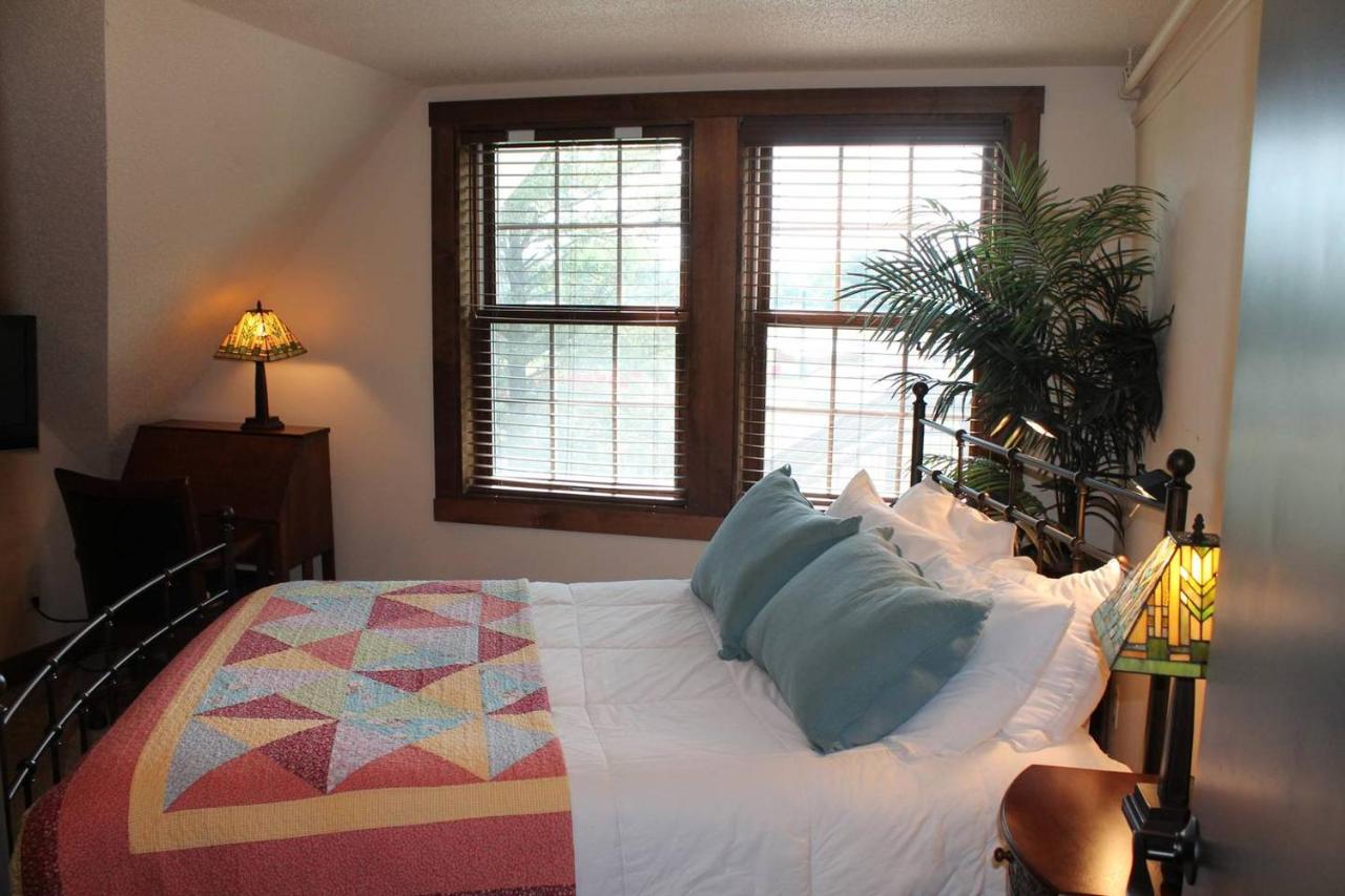 | Iowa House Historic Inn
