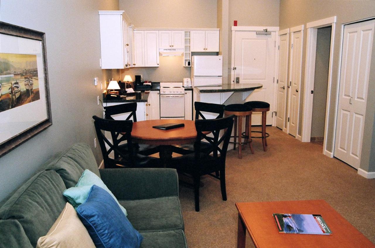 Two-Bedroom Suite with River View, Upper Floor at Rivertide Suites