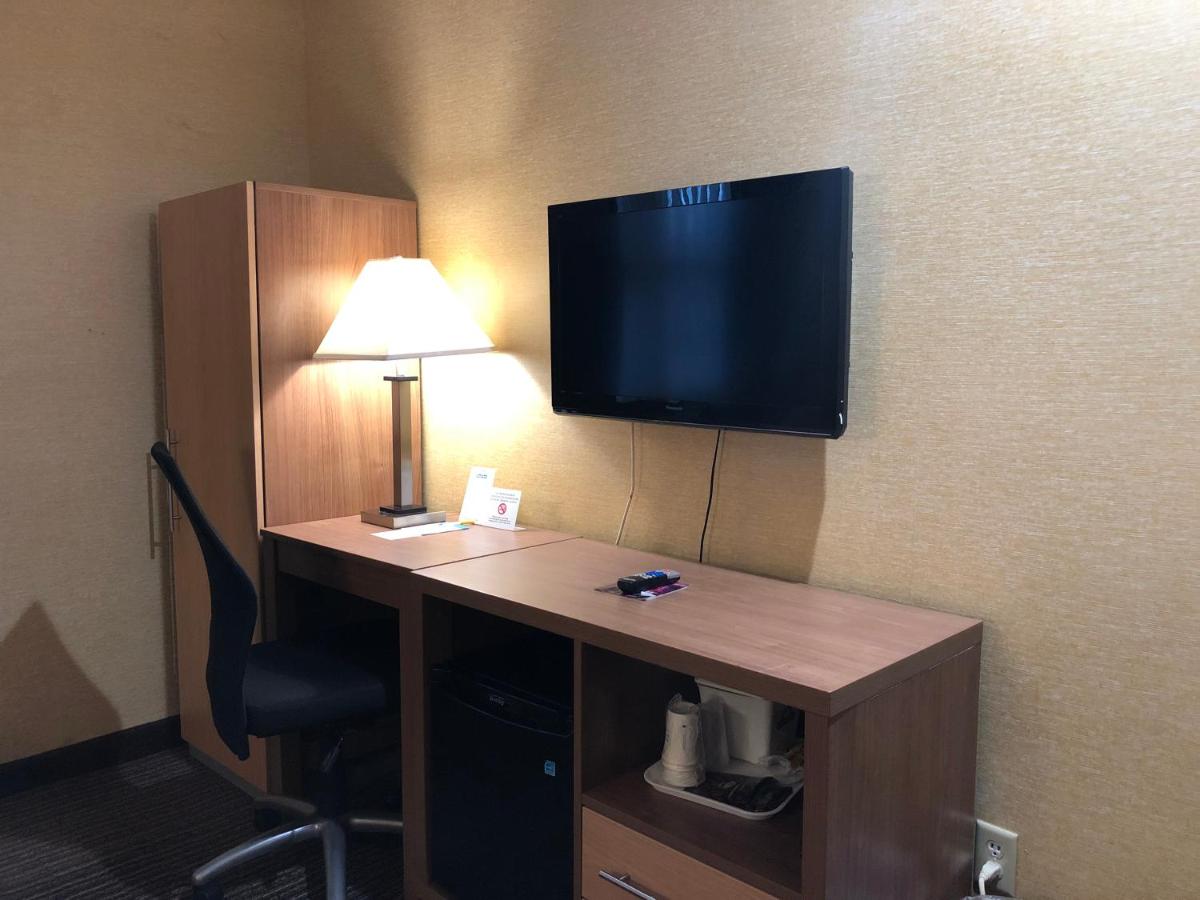 Queen Room with Bath Tub and Grab Bars - Mobility/Hearing Accessible - Non-Smoking at Days Inn by Wyndham Brooklyn