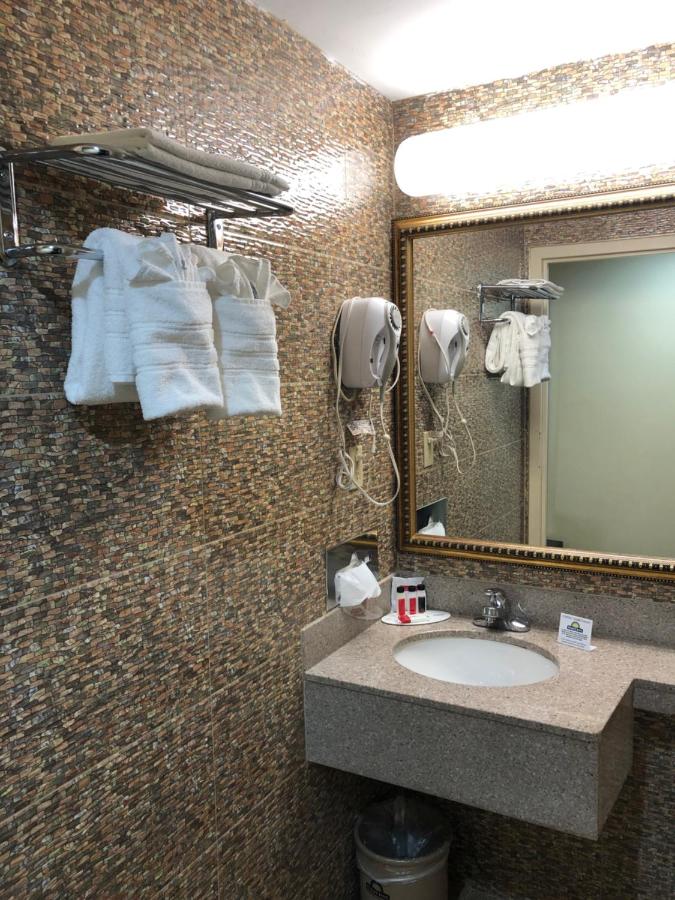 Queen Room with Bath Tub and Grab Bars - Mobility/Hearing Accessible - Non-Smoking at Days Inn by Wyndham Brooklyn
