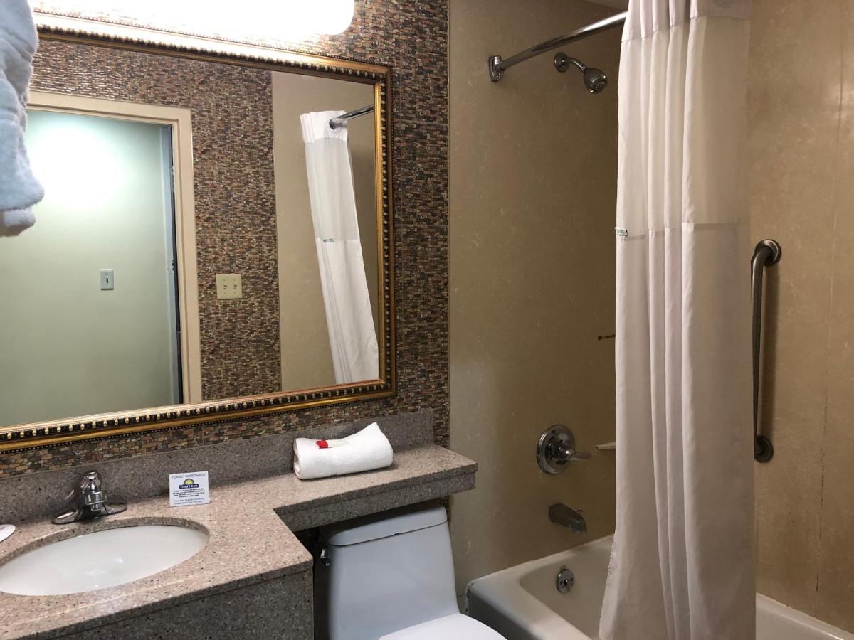 Queen Room with Bath Tub and Grab Bars - Mobility/Hearing Accessible - Non-Smoking at Days Inn by Wyndham Brooklyn