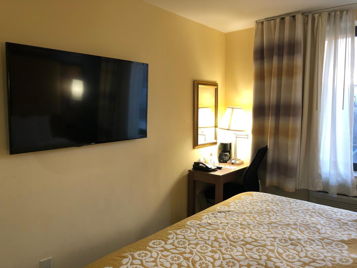 King Room - Non-Smoking at Days Inn by Wyndham Brooklyn