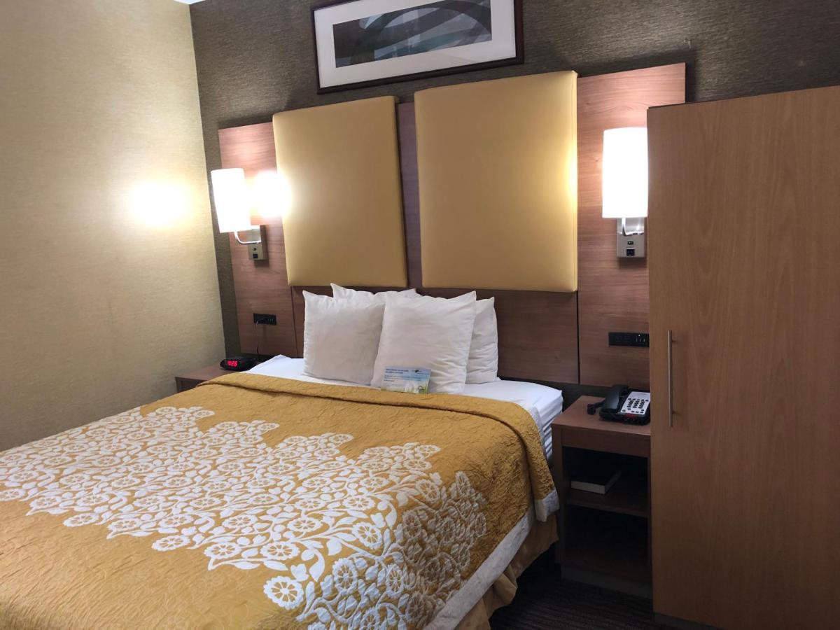 Queen Room with Bath Tub and Grab Bars - Mobility/Hearing Accessible - Non-Smoking at Days Inn by Wyndham Brooklyn