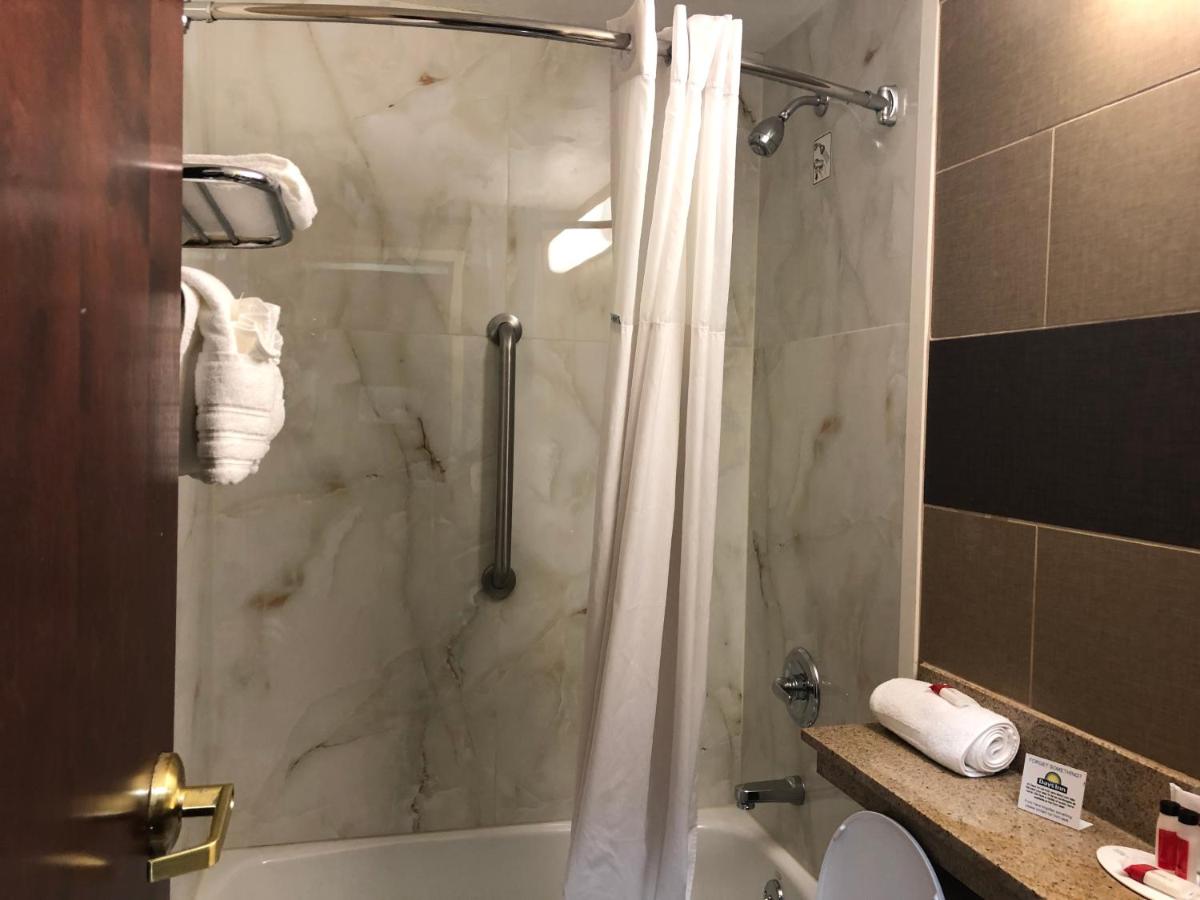 Queen Room with Bath Tub and Grab Bars - Mobility/Hearing Accessible - Non-Smoking at Days Inn by Wyndham Brooklyn