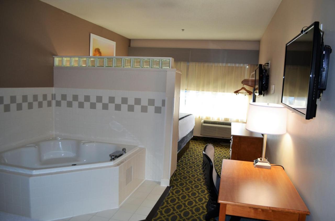 King Suite with Spa Bath at Days Inn & Suites by Wyndham Madison