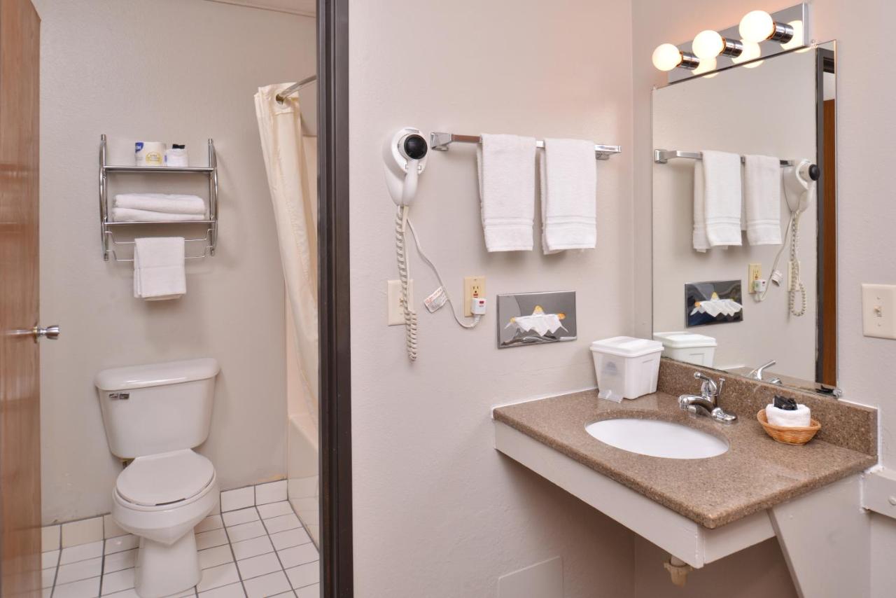 Queen Room at Cottonwood Inn and Conference Center