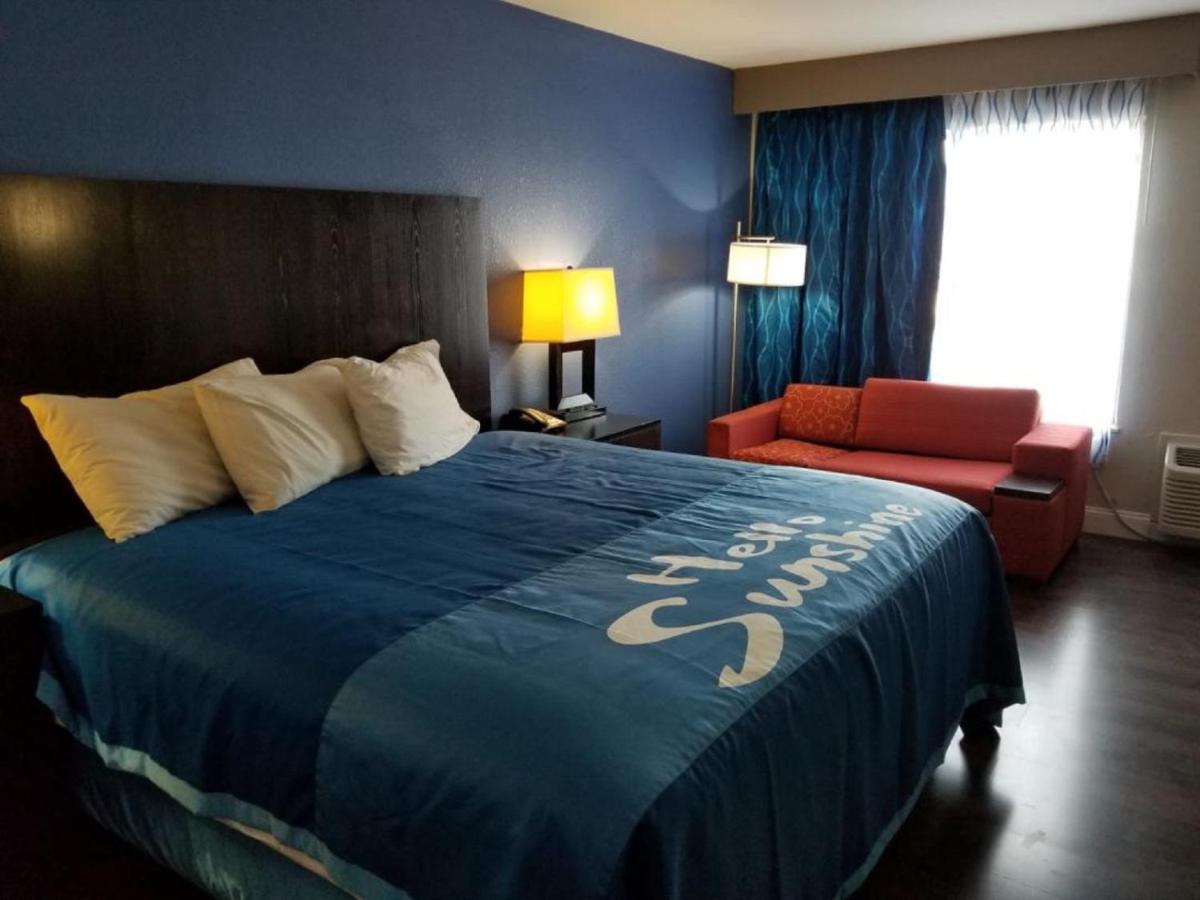 King Room - Mobility Access/Non-Smoking at Days Inn by Wyndham Thomson