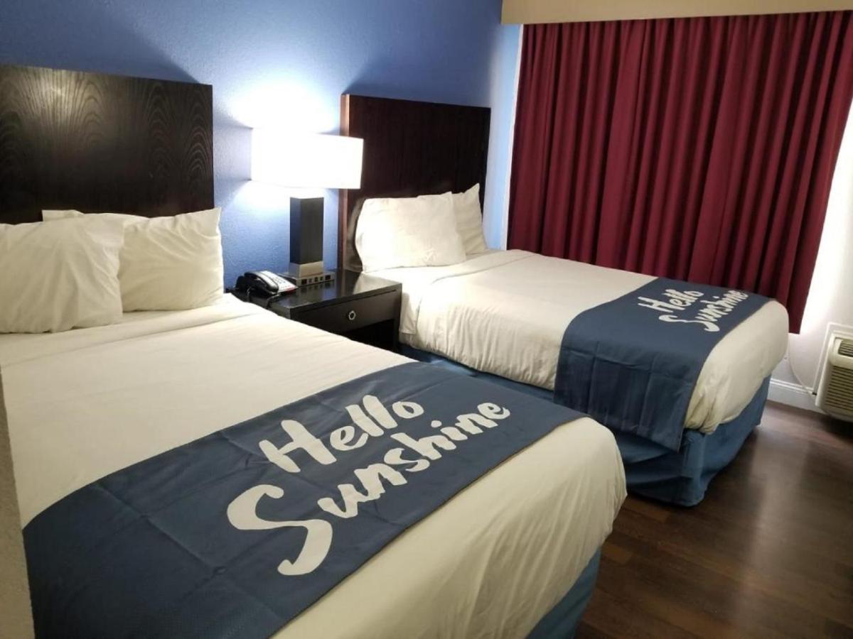 Double Room with Two Double Beds - Smoking at Days Inn by Wyndham Thomson
