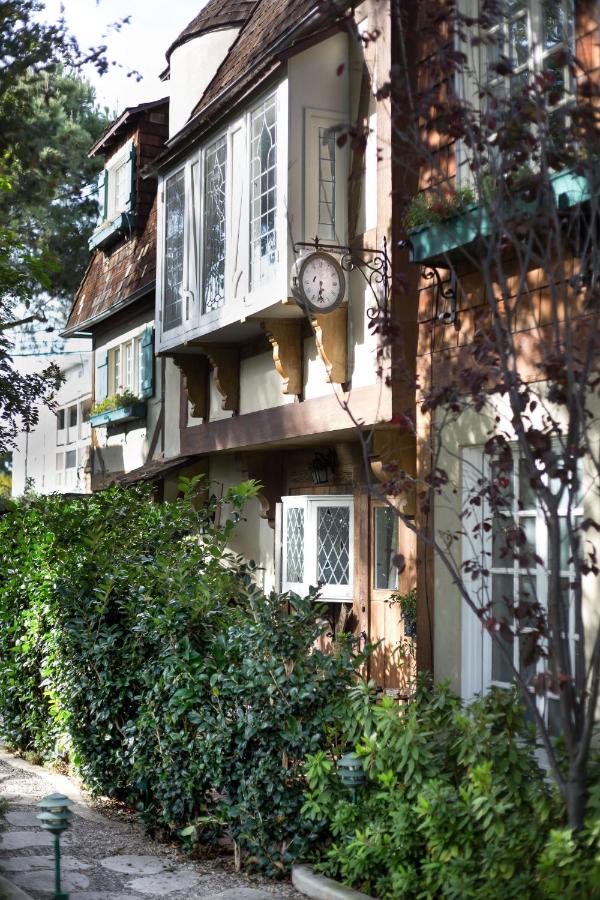 Deluxe King One-Bedroom at The Charlie West Hollywood