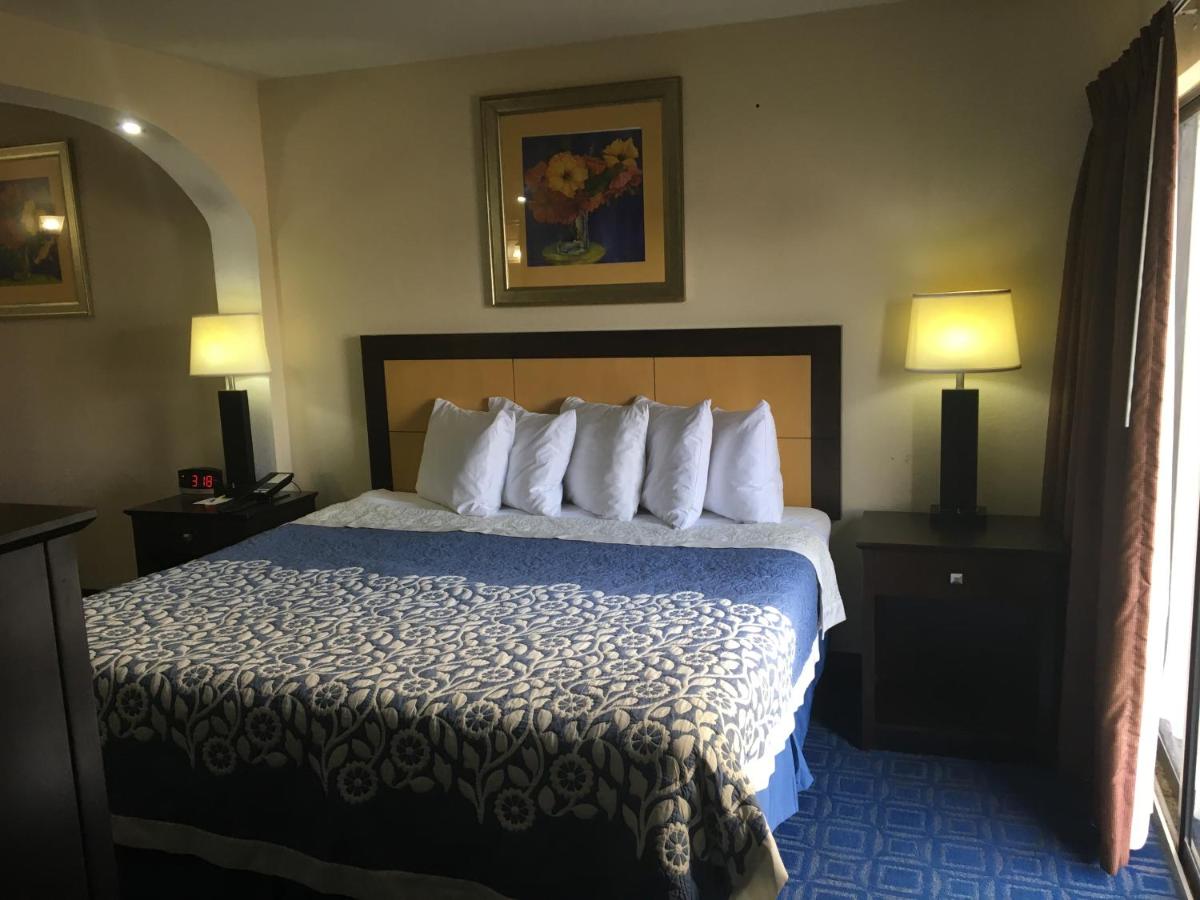  | Days Inn & Suites by Wyndham Tampa near Ybor City